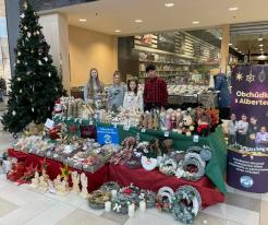 Prodej výrobků dětí z DD Duchcov u prodejny Albert v Olympii Teplice